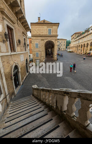 Una tipica scalinata tra gli edifici storici ed i portici di Piazza del Popolo a Fermo Marche Italia Europa Foto Stock