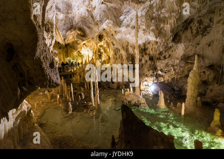 Frasassi le grotte con stalattiti e stalagmiti si riflette nella piscina naturale Genga Provincia di Ancona Marche Italia Europa Foto Stock