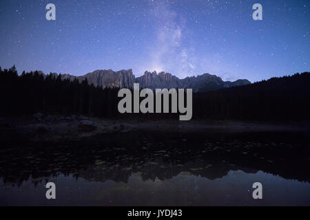 Stelle sulle cime del Latemar mountain range riflessa nel lago di Carezza Ega Provincia Autonoma di Bolzano Alto Adige Italia Europa Foto Stock