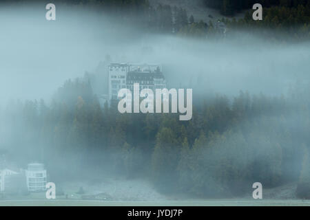 Nebbia di autunno alba circonda i boschi e il paesaggio di Sils del Cantone dei Grigioni Engadina Svizzera Europa Foto Stock