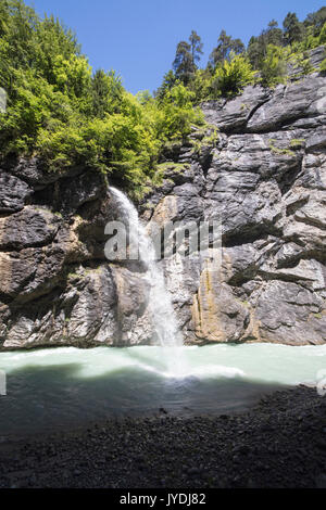 Cascata sul torrente nella Limestone Gorge incorniciato da blue sky Aare Gorge Oberland Bernese Cantone di Uri in Svizzera Europa Foto Stock