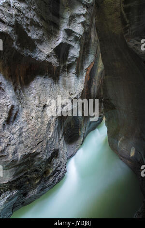 Acqua di ruscello scorre nella stretta gola calcarea scavata dal fiume Aare Gorge Oberland Bernese Cantone di Uri in Svizzera Europa Foto Stock