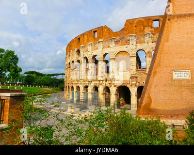 Roma, Italia - 02 Maggio 2014: vista del Colosseo al sole al mattino Foto Stock