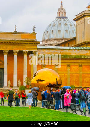 Città del Vaticano, Italia - 02 Maggio 2014: la sfera all'interno di una sfera, una scultura in bronzo di scultore Arnaldo Pomodoro nel cortile del Museo del Vaticano in Vaticano Foto Stock