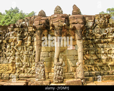 La terrazza del tempio di elefanti in Angkor vicino alla città riep Siem nell'ovest della Cambogia. Foto Stock