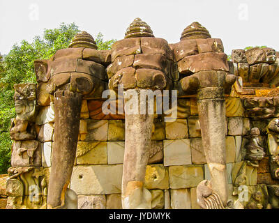 La terrazza del tempio di elefanti in Angkor vicino alla città riep Siem nell'ovest della Cambogia. Foto Stock