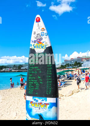 Philipsburg, Sint Maarten - Febbraio 10, 2013: la spiaggia di Maho Bay Foto Stock