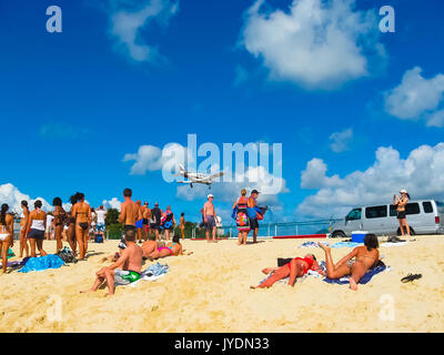 Philipsburg, Sint Maarten - Febbraio 10, 2013: la spiaggia di Maho Bay Foto Stock