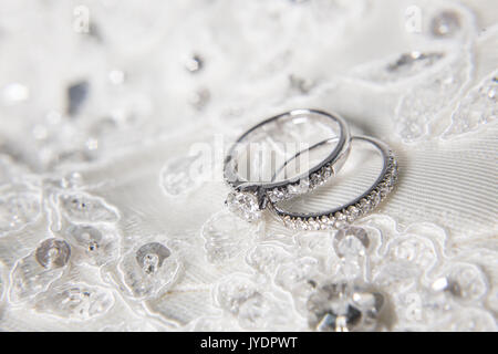 Due anelli di nozze di diamante su anelli di platino Foto Stock