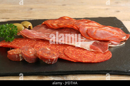 Selezione di tapas spagnole carni in una lista Foto Stock