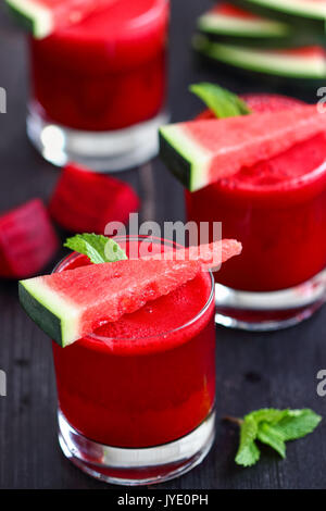 Una sana della barbabietola da zucchero e succo di cocomero Foto Stock