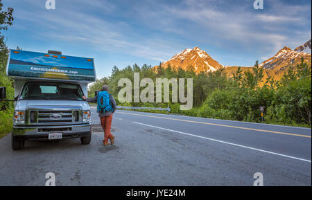L uomo sta di fronte ad un RV, Outlook per le montagne, Exit Glacier Road, Kenai Fjords Nationalpark, Penisola di Kenai, Seward, Alaska, STATI UNITI D'AMERICA Foto Stock