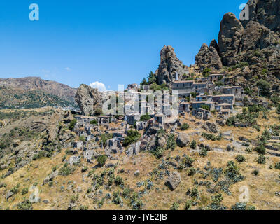 Vista aerea del piccolo borgo di Pentedattilo, chiesa e le rovine del villaggio abbandonato, colonia greca sul monte Calvario. Calabria. Italia Foto Stock