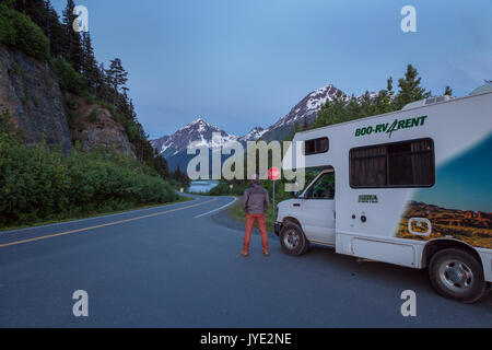 L uomo sta di fronte ad un RV, Outlook per le montagne, Exit Glacier Road, Kenai Fjords Nationalpark, Penisola di Kenai, Seward, Alaska, STATI UNITI D'AMERICA Foto Stock