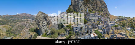 Vista aerea del piccolo borgo di Pentedattilo, chiesa e le rovine del villaggio abbandonato, colonia greca sul monte Calvario. Calabria. Italia Foto Stock