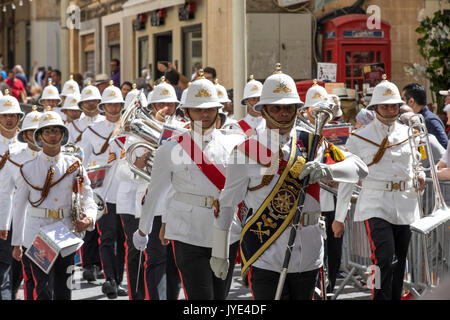 Sfilata dei Maltesi Esercito e Forze Armate di Malta, in parata uniforme, nella vecchia città di Valletta, sulla Repubblica Street, Foto Stock