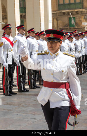 Sfilata dei Maltesi Esercito e Forze Armate di Malta, in parata uniforme, nella vecchia città di Valletta, sulla Repubblica Street, Foto Stock