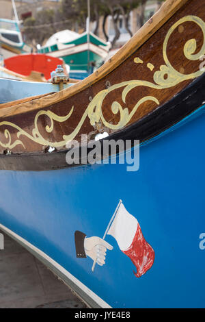 Malta, La Valletta, tipiche barche da pesca maltesi, dipinte a mano, chiamato Luzzu, utilizzato anche come un taxi acqueo in Grand Harbour, Foto Stock