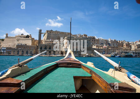 Malta, La Valletta, tipiche barche da pesca maltesi, dipinte a mano, chiamato Luzzu, utilizzato anche come un taxi acqueo in Grand Harbour, Foto Stock