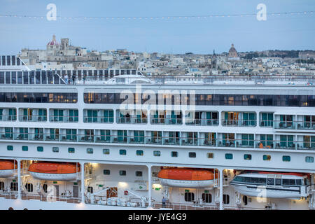 Nave da crociera nel porto di La Valletta, Malta, città vecchia, Grand Harbour, MSC Armonia, l'imbarco di turisti dopo un giro per la città vecchia, Foto Stock