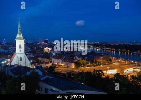 Vista del fiume Danubio a Bratislava, in Slovacchia, dal castello di Bratislava, in serata, con la st Martin's Cathedral in primo piano. Foto Stock