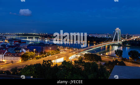 Vista del fiume Danubio a Bratislava, in Slovacchia, dal castello di Bratislava, in serata. Foto Stock