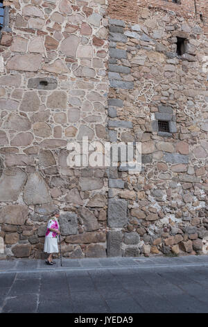 Vecchia donna camminare per la strada, Avila, Spagna Foto Stock