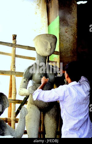 Un artista indiano è rendere idolo di argilla del signore Ganesha ('elefante divinità con testa- il dio indù di successo sulla strada di ramlal bazar Kolkat . Foto Stock