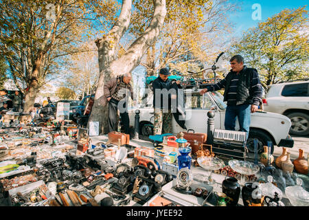 Tbilisi, Georgia - 29 Ottobre 2016: Uomini Trading di seconda mano le cose e antichità nel mercato delle pulci di antiquariato vecchio Retro Vintage cose sul ponte a secco Foto Stock