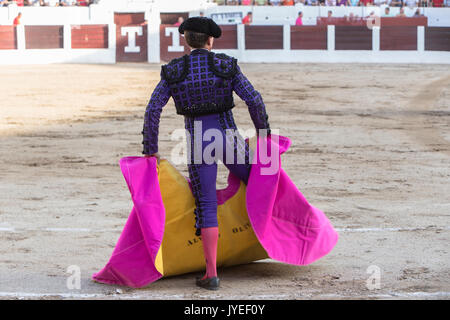 Torero spagnolo detiene capote durante la Corrida de Toros, Linares in Andalusia Foto Stock