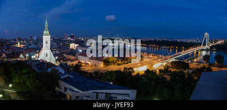 Vista del fiume Danubio a Bratislava, in Slovacchia, dal castello di Bratislava, in serata. st. martin's cattedrale è in risalto. Foto Stock