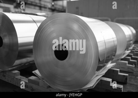 Bobine finali del foglio di alluminio dopo slliting su legno, foto in bianco e nero Foto Stock