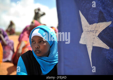 Una giovane donna tiene la bandiera somala durante una dimostrazione di una milizia locale, formato per fornire sicurezza in Marka, Somalia, il 30 aprile. AU ONU FOTO IST Tobin Jone (14081543544) Foto Stock