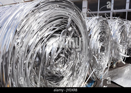 Le strisce di alluminio dopo il taglio dei bordi, confezionato solo per l'invio a fondere Foto Stock