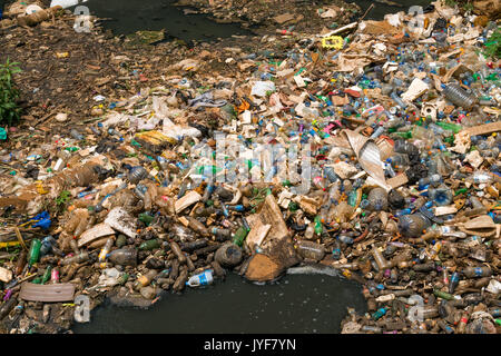 Bottiglie di plastica e altri rifiuti spazzatura bloccando il fiume di Nairobi, Kenya Foto Stock