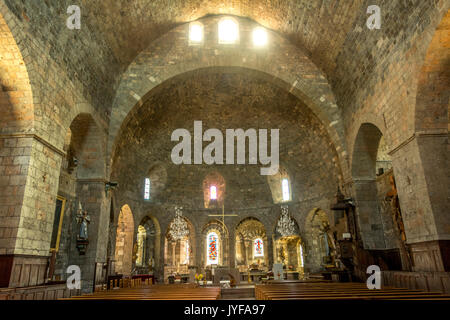 Interno della chiesa romanica di Saint-Georges de Saint-Paulien village, Haute Loire, Auvergne, Francia Foto Stock