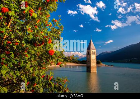 Il lago di Resia è un lago artificiale nella porzione occidentale dell Alto Adige, Italia, circa 2 km (1 miglia) a sud del Passo Resia, che forma i Foto Stock