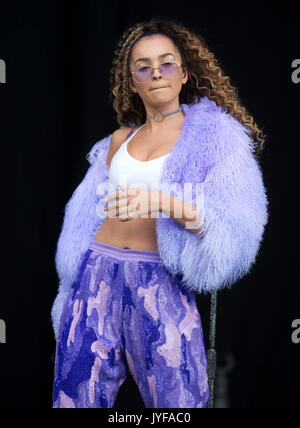 Ella Eyre gioca a Supervene stadio durante il V Festival a Hylands Park a Chelmsford Essex Foto Stock