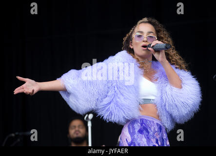 Ella Eyre gioca a Supervene stadio durante il V Festival a Hylands Park a Chelmsford Essex Foto Stock