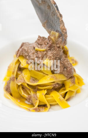 Un piatto di italiano le tagliatelle al ragù di carne Foto Stock