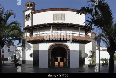 Un panorama cilindrico di tutta la facciata della Iglesia de la Concepción a Santa Cruz de Tenerife, Spagna, con alcune palme ed un cielo blu Foto Stock