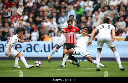 Il Manchester United Mkhitaryan Henrikh (centro) battaglie con Swansea City's Leroy Fer e Swansea City's Roque Mesa (sinistra) durante il match di Premier League al Liberty Stadium, Swansea. Foto Stock