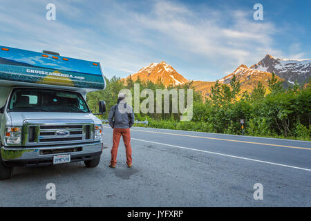 L uomo sta di fronte ad un RV, Outlook per le montagne, Exit Glacier Road, Kenai Fjords Nationalpark, Penisola di Kenai, Seward, Alaska, STATI UNITI D'AMERICA Foto Stock