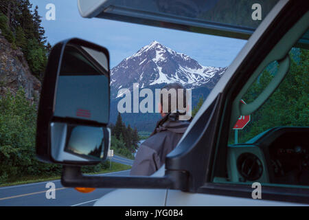 L uomo sta di fronte ad un RV, Outlook per le montagne, Exit Glacier Road, Kenai Fjords Nationalpark, Penisola di Kenai, Seward, Alaska, STATI UNITI D'AMERICA Foto Stock