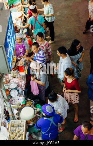 Chiang Mai, Thailandia - Agosto 27, 2016: un gruppo di clienti folla nei pressi del cibo in stallo il mercato Warorot su agosto 27, 2016 in Chiang Mai Thailandia Foto Stock