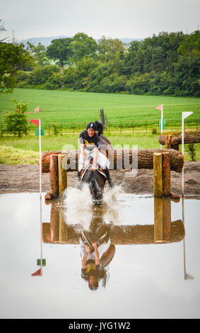 Un cavaliere cade durante un evento a cavallo nel Somerset, Regno Unito Foto Stock