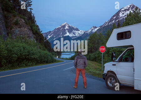L uomo sta di fronte ad un RV, Outlook per le montagne, Exit Glacier Road, Kenai Fjords Nationalpark, Penisola di Kenai, Seward, Alaska, STATI UNITI D'AMERICA Foto Stock