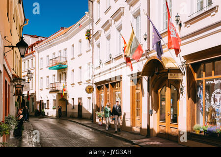 Vilnius, Lituania - 5 Luglio 2016: Coppia Matura camminare Vicino a Hotel Centro Kubas curve Stikliu Street della Città Vecchia In estate giornata di sole. Foto Stock