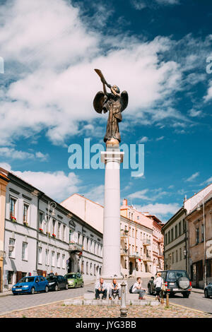 Vilnius, Lituania - 5 Luglio 2016: Persone in appoggio vicino alla statua di Angelo soffiando una tromba nella soleggiata estate cielo nel quartiere di Uzupis. Repubblica Uzupio è un Foto Stock