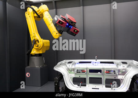 Combinato di scanner 3D e il braccio robotico automatizzazione della scansione. Ottico 3D una macchina di misura a coordinate. Foto Stock